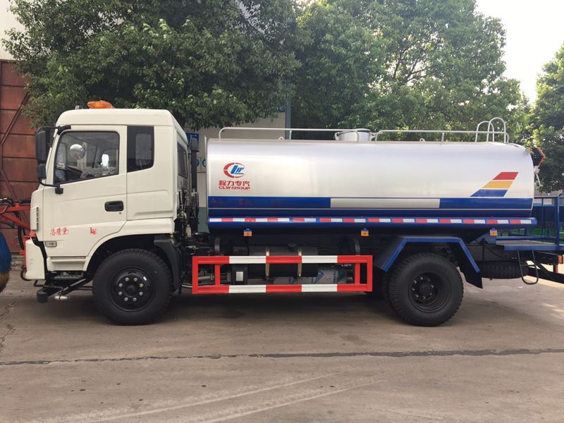 多功能灑水車——護欄清洗車2