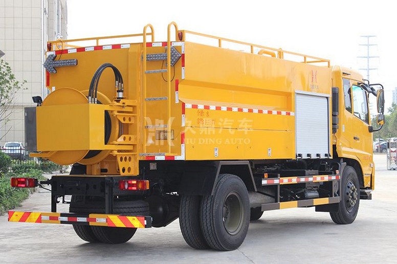 多功能灑水車——東風(fēng)天錦清洗灑水車3