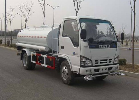 慶鈴五十鈴5噸綠化灑水車廠家價(jià)格4