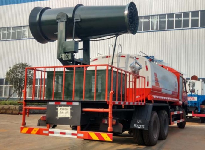 多功能灑水車有哪些_東風(fēng)后雙橋20方農(nóng)藥噴灑車2