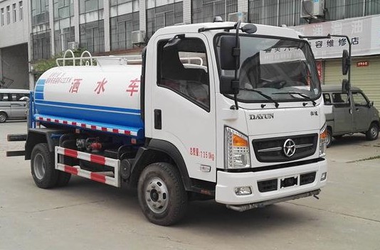 5方灑水車多重_大運(yùn)征途5噸綠化灑水車廠家價(jià)格3