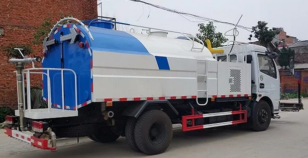 公路灑水車_東風(fēng)多利卡3800軸距路面清洗車3