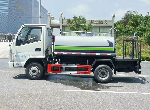 3噸灑水車價格查詢_國六3方凱馬K3柴油版藍(lán)牌綠化灑水車廠家價格3