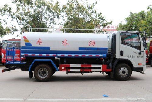 大運(yùn)8方黃牌灑水車 大運(yùn)8方黃牌灑水車